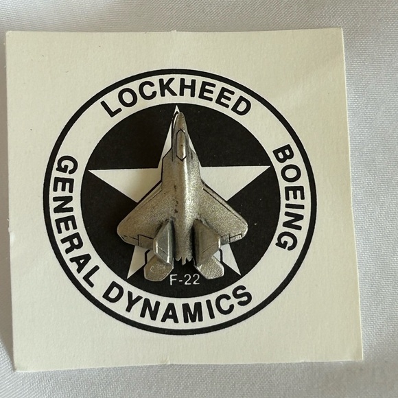 BOEING LOCKHEED GENERAL DYNAMICS F-22 AIRPLANE AVIATION TIE TACK LAPEL PIN NEW
